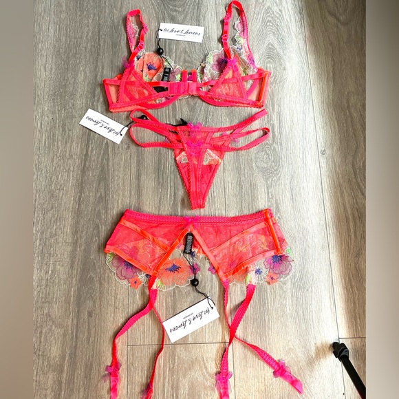NWT Love & Lemons Magenta lingerie Set!💖 36B Bra, Small Garter and XS thong💜 - Picture 3 of 14